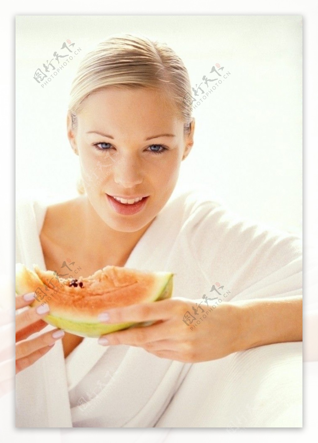 吃西瓜的少女图片