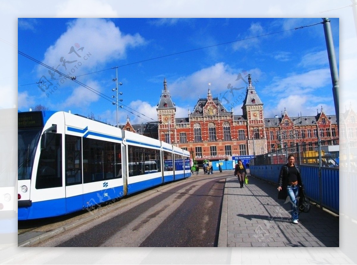 荷兰阿姆斯特丹道路上的有轨电车图片