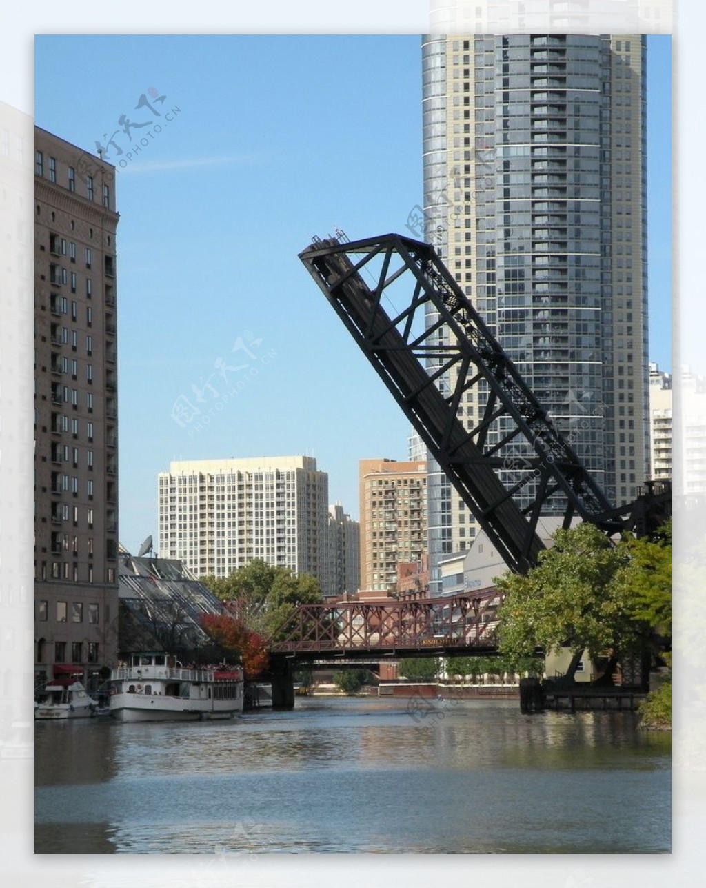 芝加哥芝加哥河上的开启桥图片
