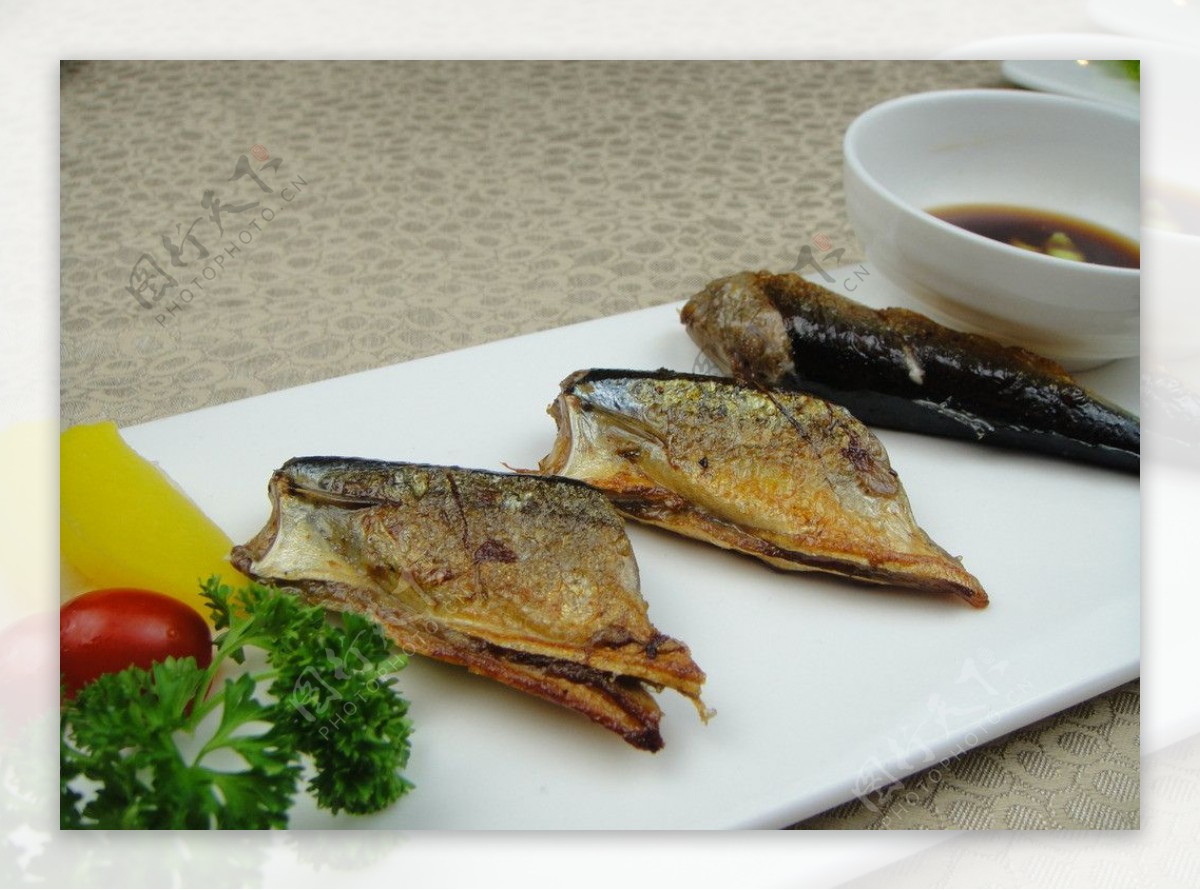 长江刀鱼上市了！在上海这家崇明私房菜馆吃一回人均2000的刀鱼宴