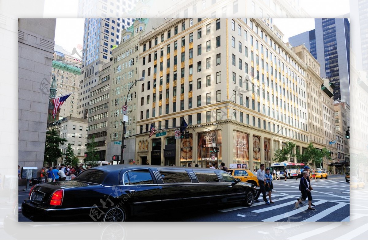 纽约曼哈顿街上的豪华加长车图片