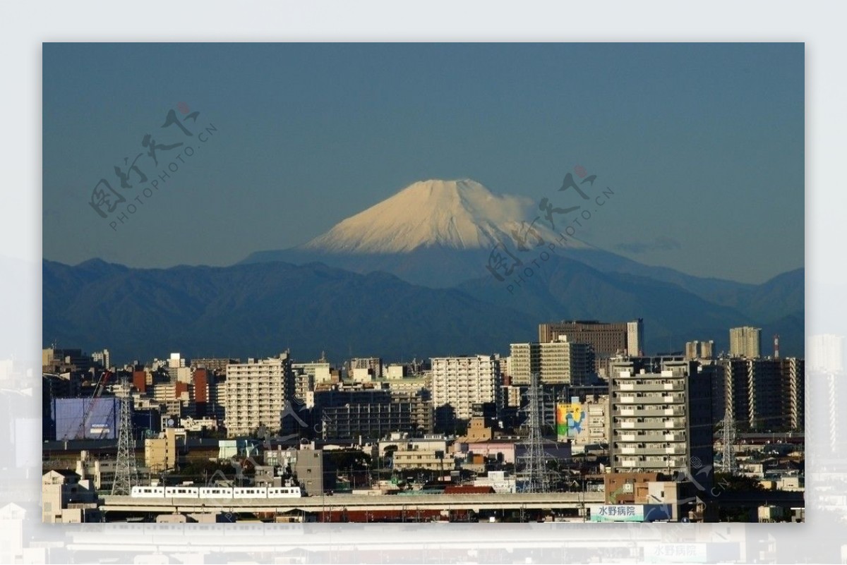 日本冈川黄昏时城市景色图片