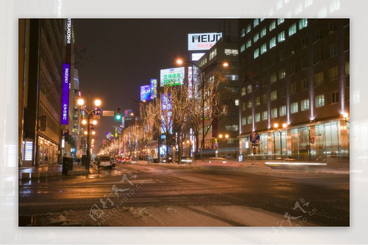 日本札幌雪夜的街景图片