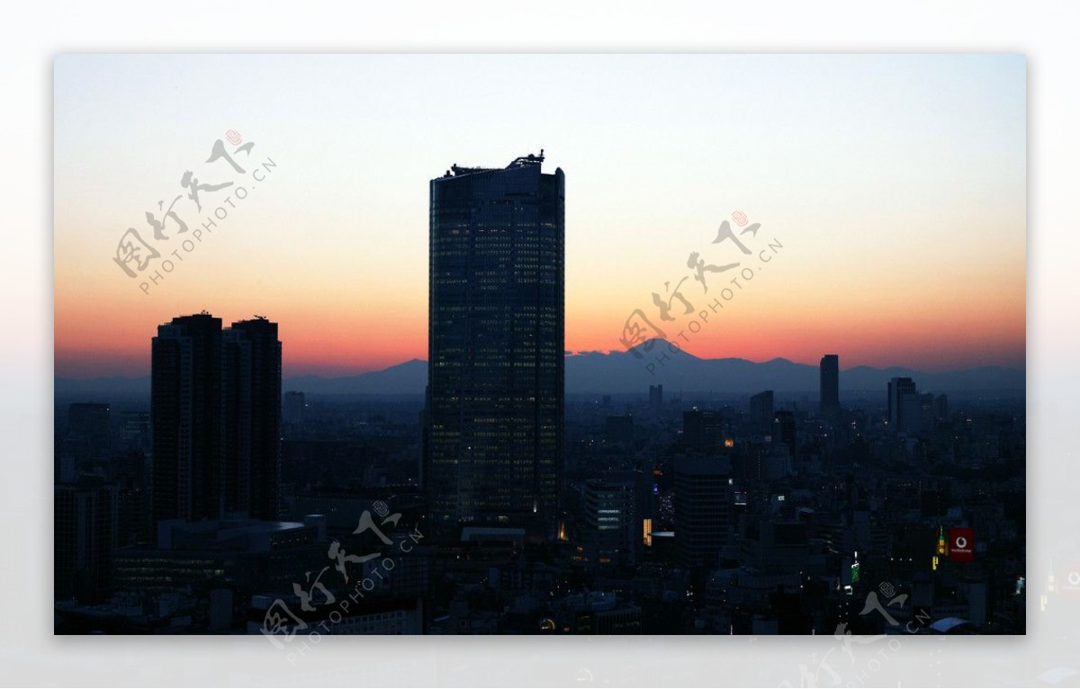 黄昏的日本城和富士山图片