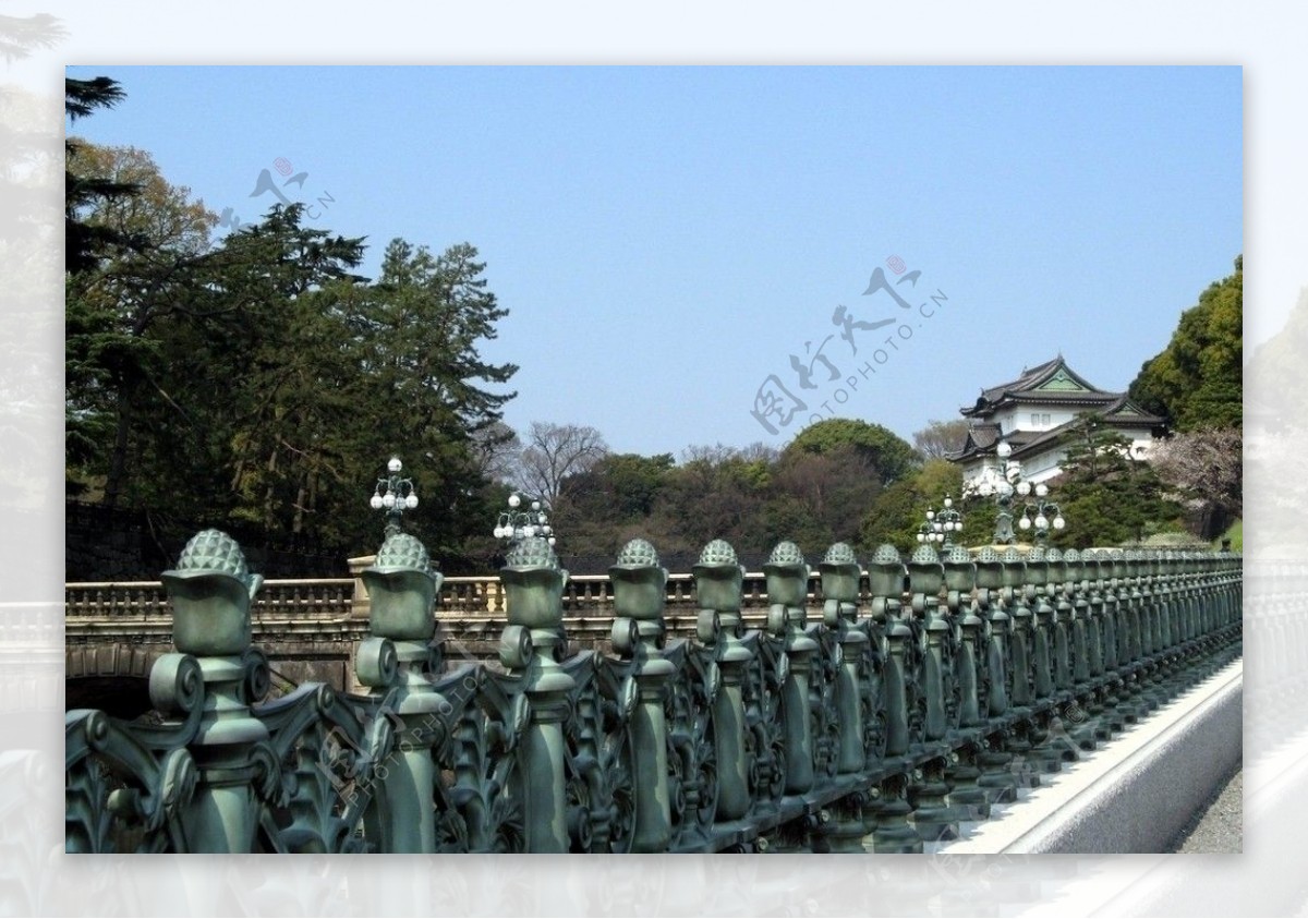 东京皇宫大院护城河河堤上的围栏图片
