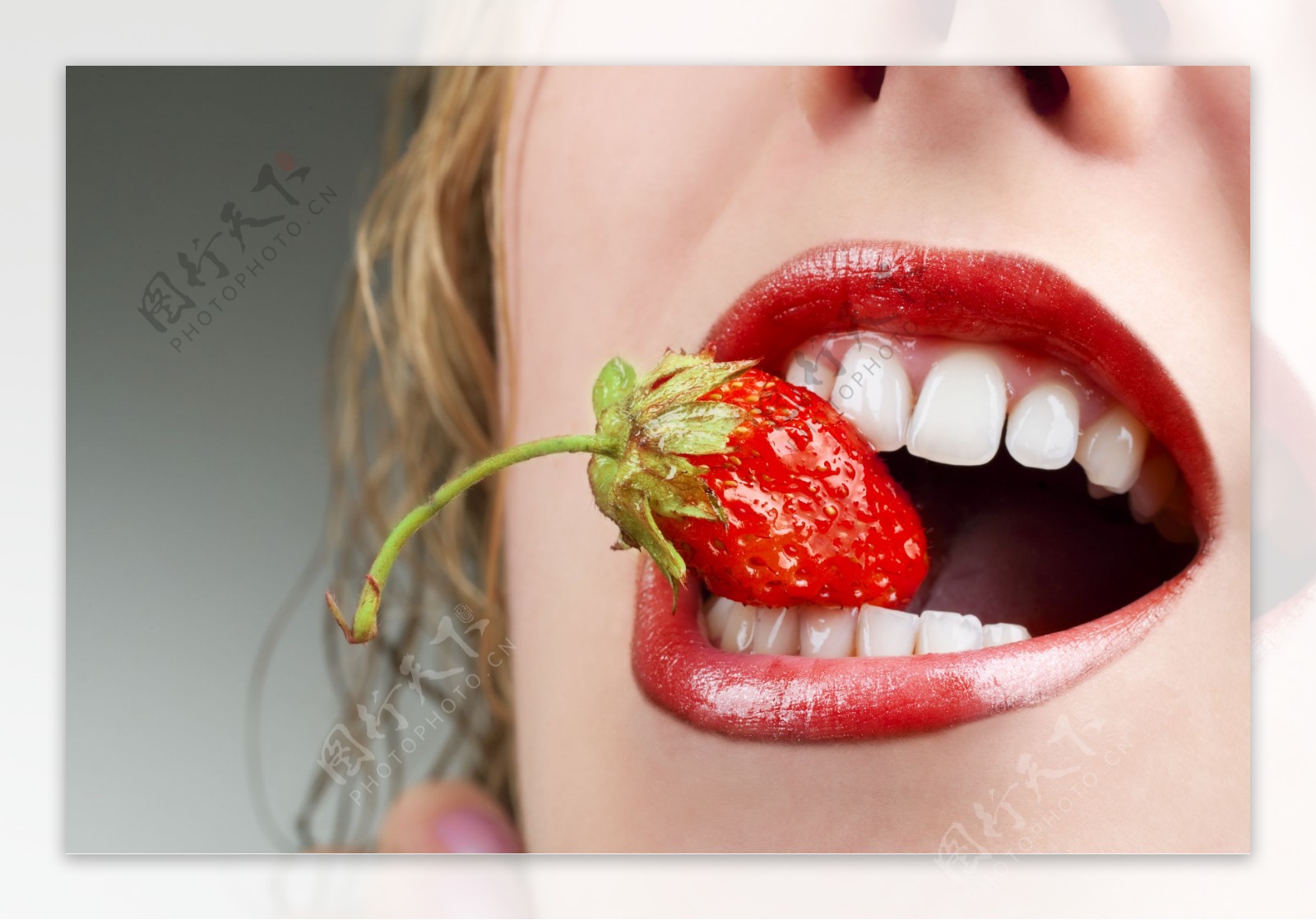 超高清吃草莓的女人图片
