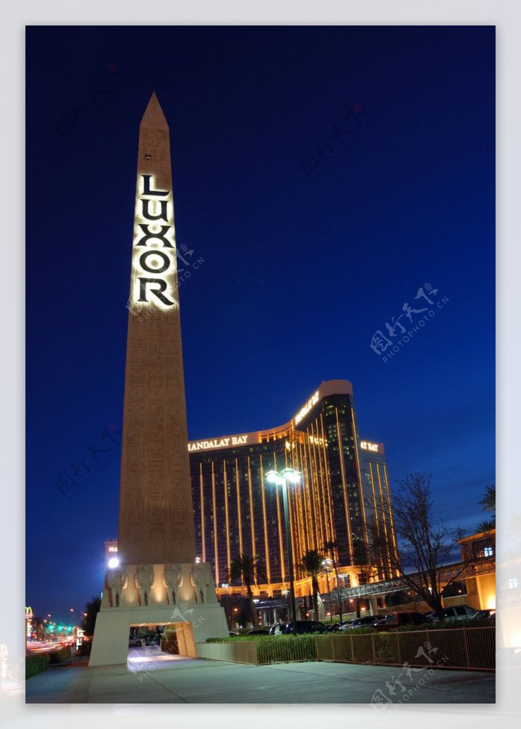 拉斯维加斯卢克索酒店的方尖碑和夜景图片