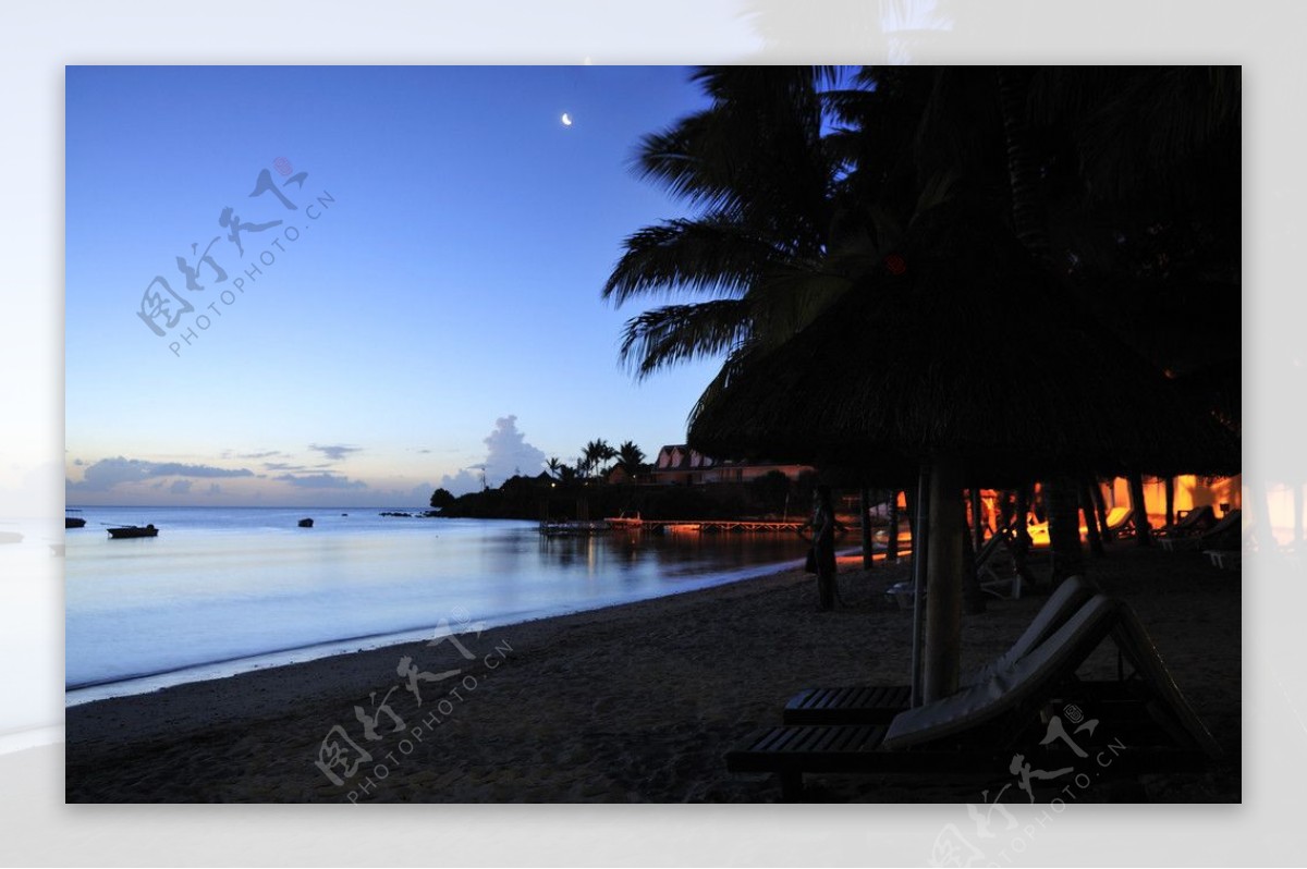 毛里求斯路易港傍晚时分的海滨度假村图片