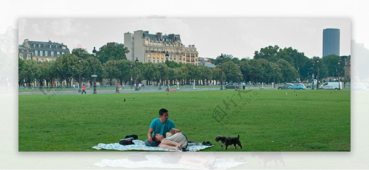巴黎埃菲尔铁塔附近的公园图片