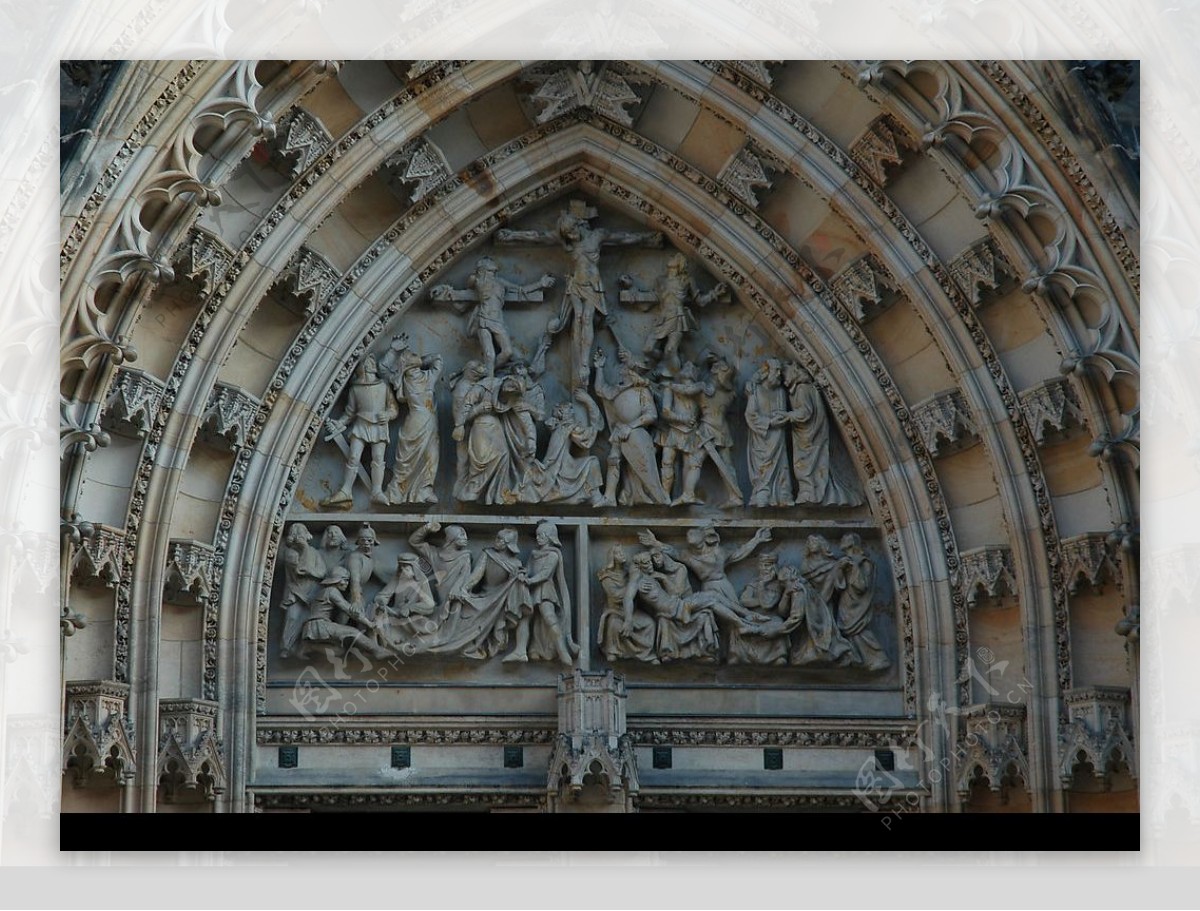 维图斯大教堂的哥特式建筑大门图片