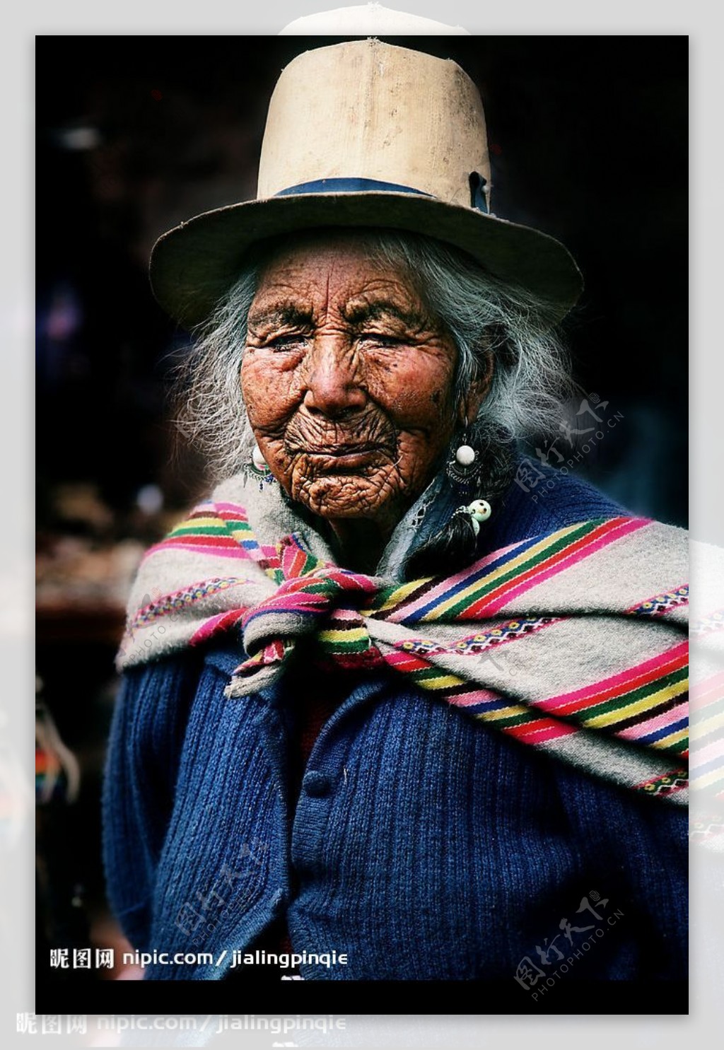 安第斯山的印第安老妇图片