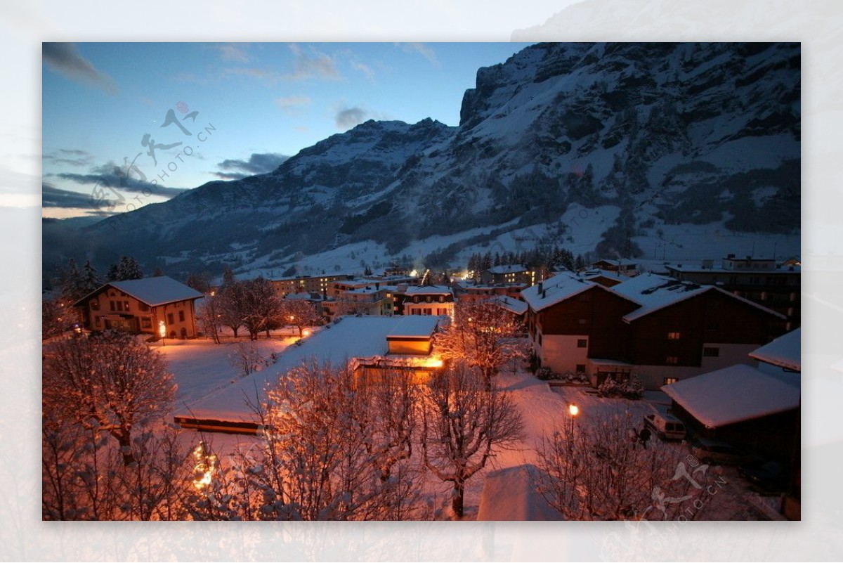 瑞士小镇夜景图片