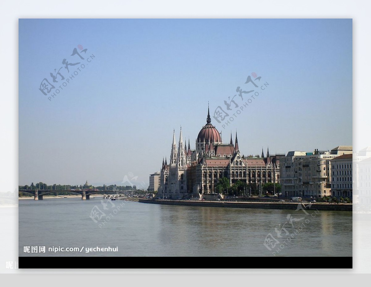 多瑙河及河边的匈牙利国会大厦图片