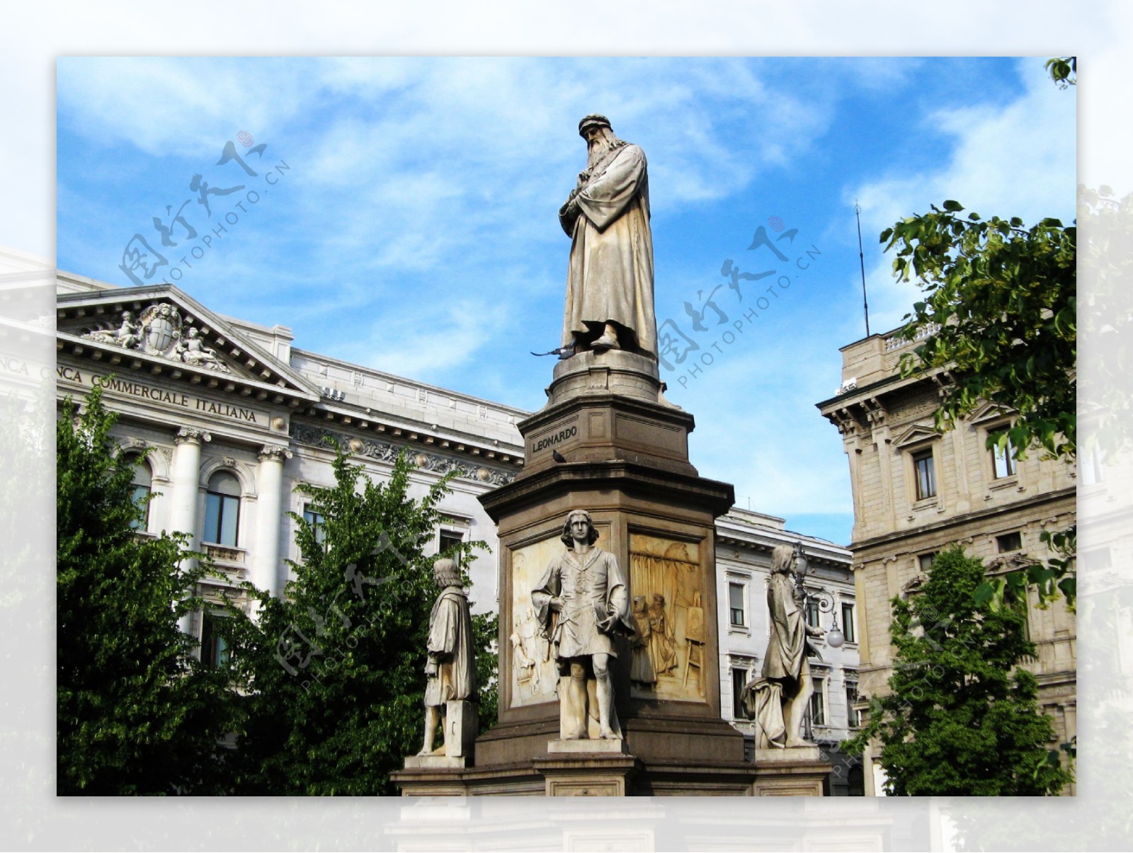 意大利米兰政府大楼广场达芬奇雕塑图片
