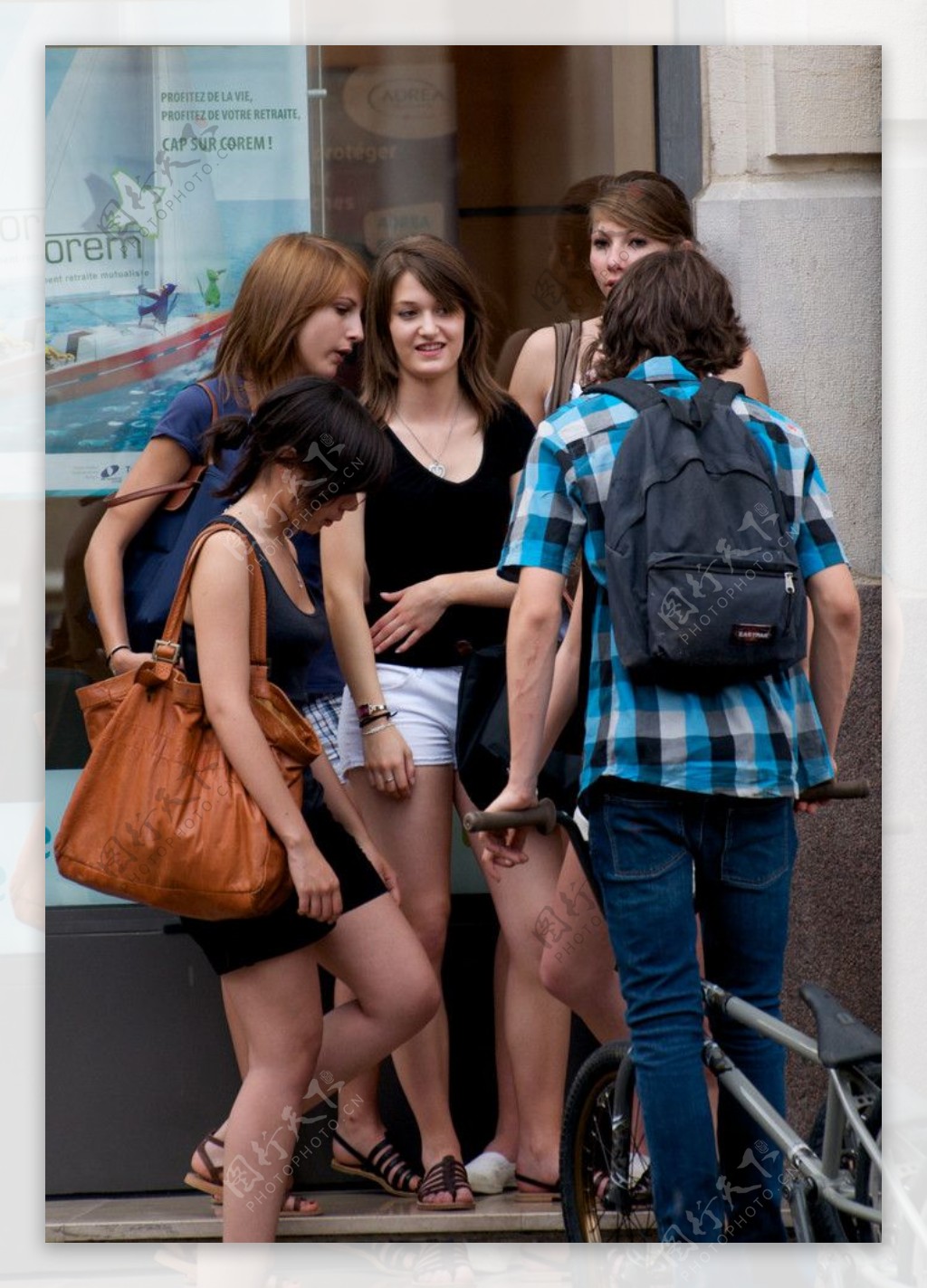 法国第戎街上的学生们图片