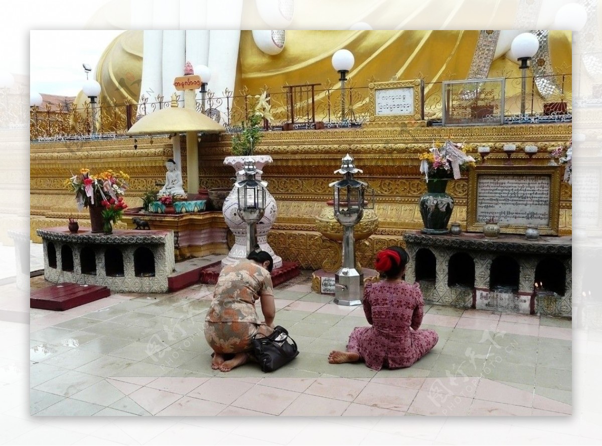 緬甸勃古四面佛前的信徒图片