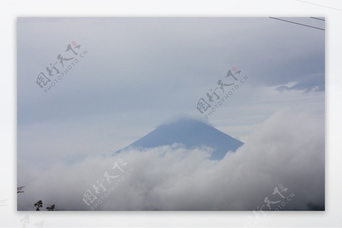 若隐若现的富士山图片