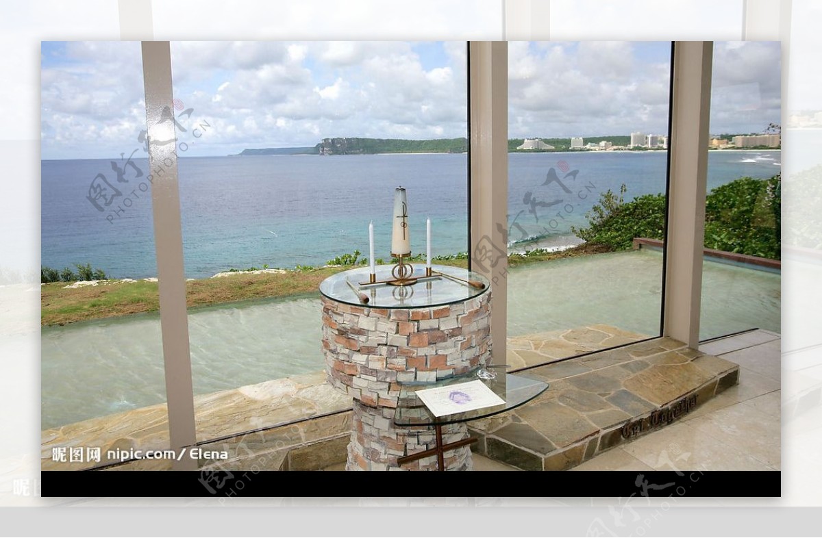 海景落地窗旁的燭台图片