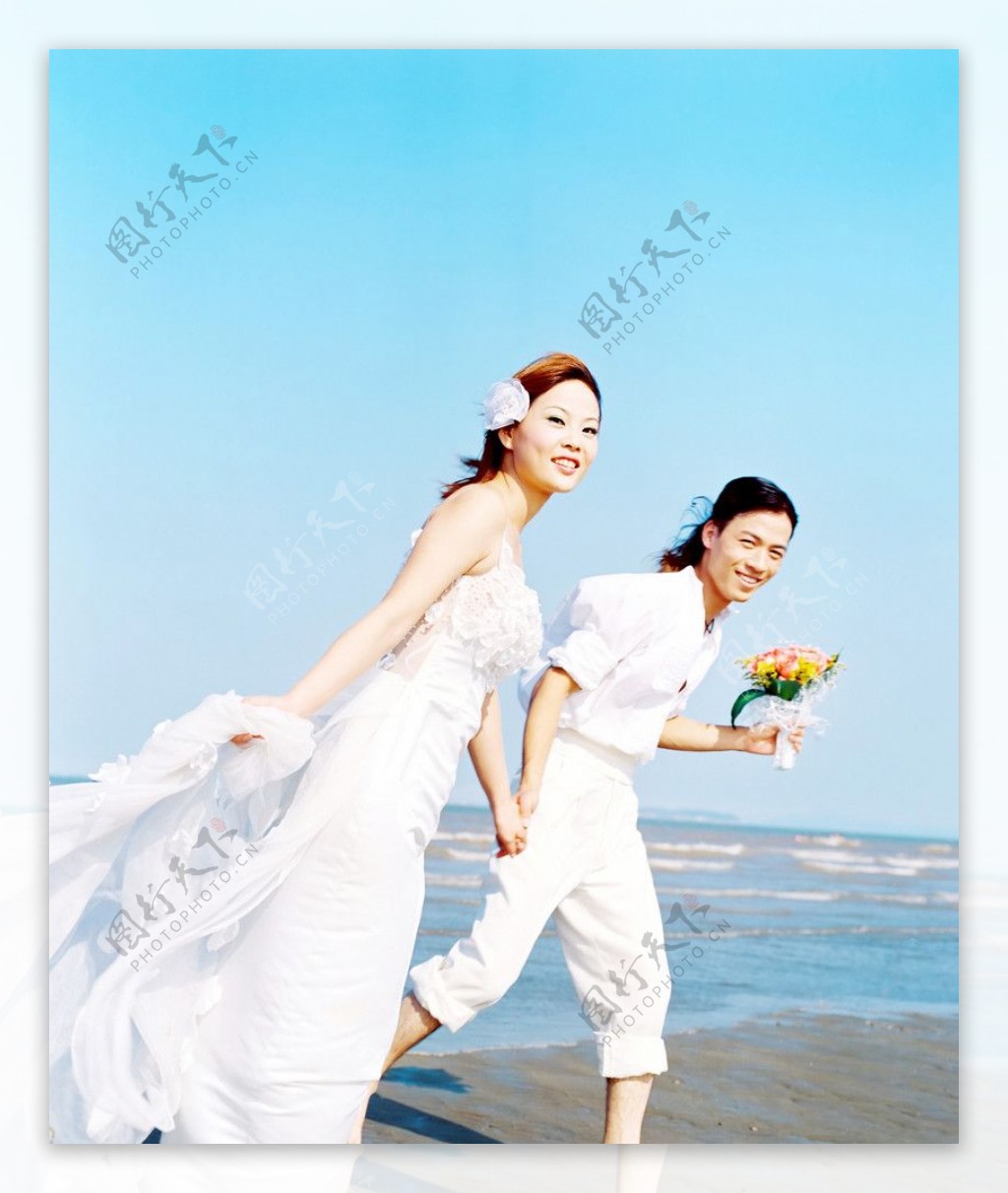 海边奔跑的情侣图片