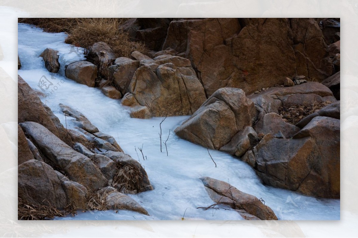 结冰的溪流图片
