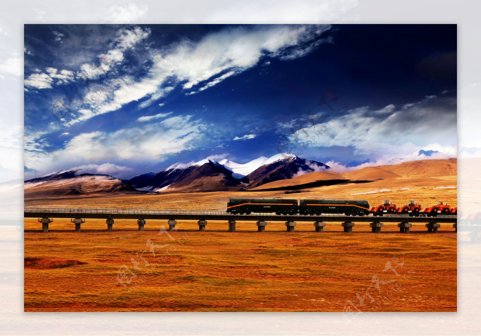 火车去西藏青藏雪山图片