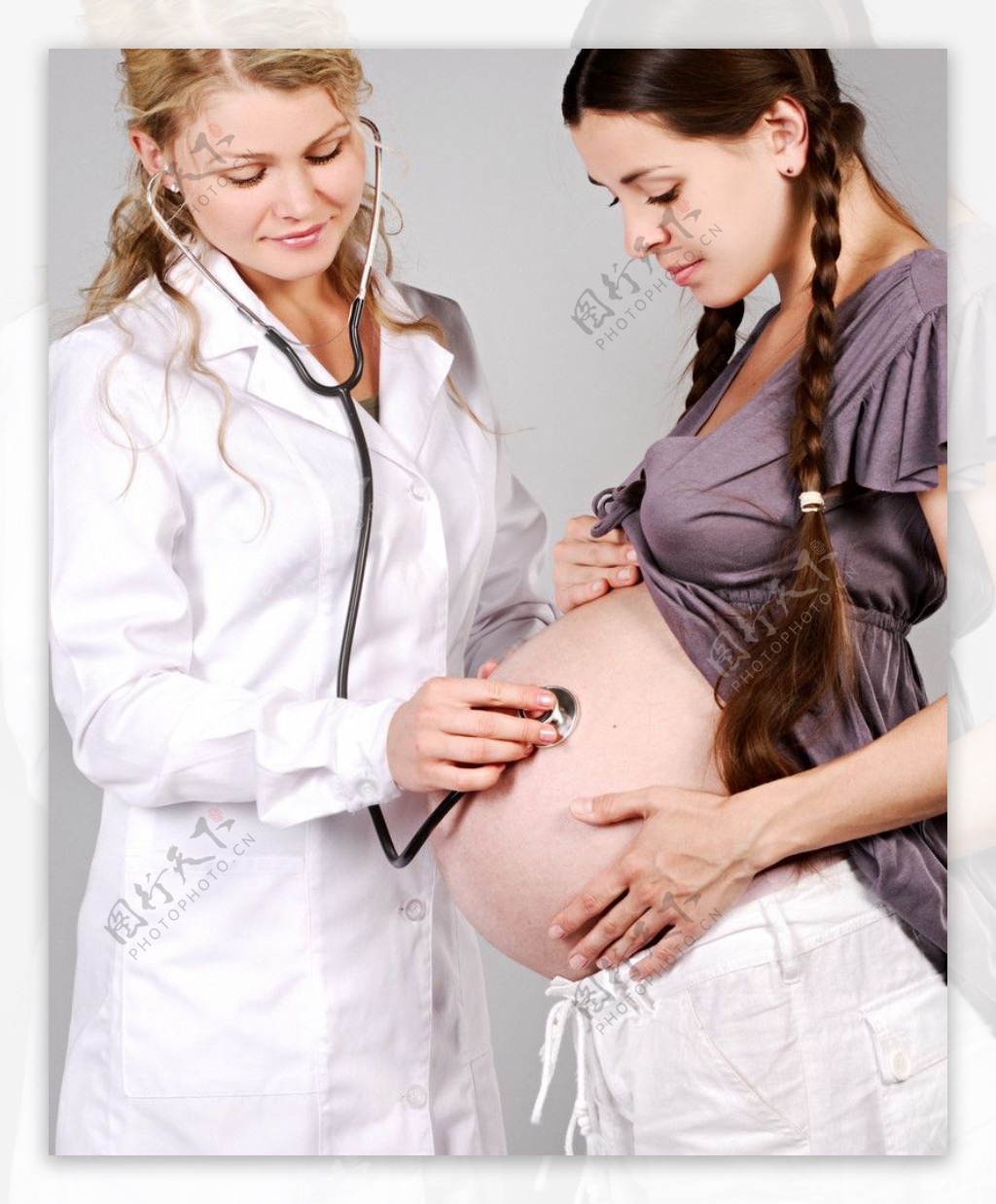 医生给孕妇做检查图片