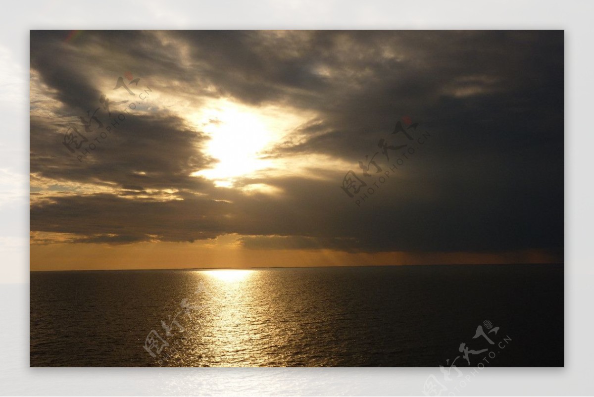 海上日落图片