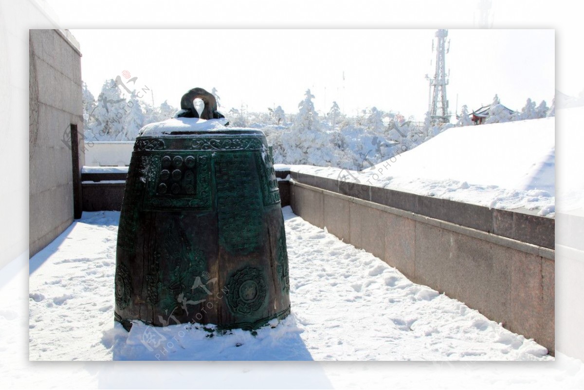 雪景铜钟图片