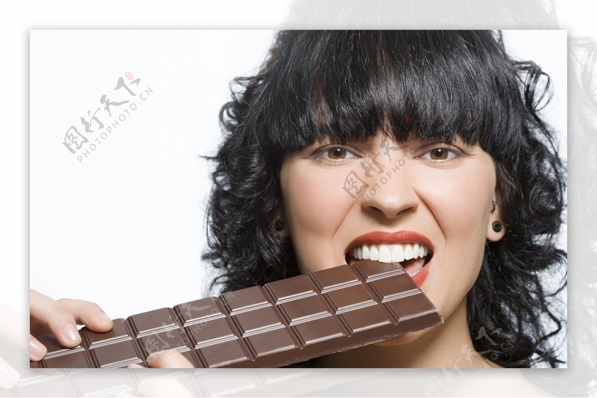 吃巧克力的美女图片素材-编号14627555-图行天下