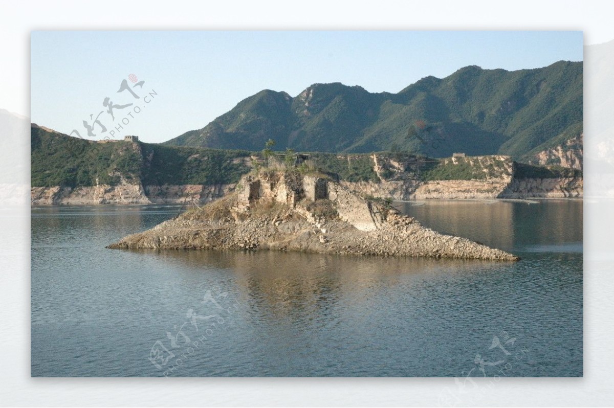潘家口水库喜峰口水下长城露出湖面的敌楼图片