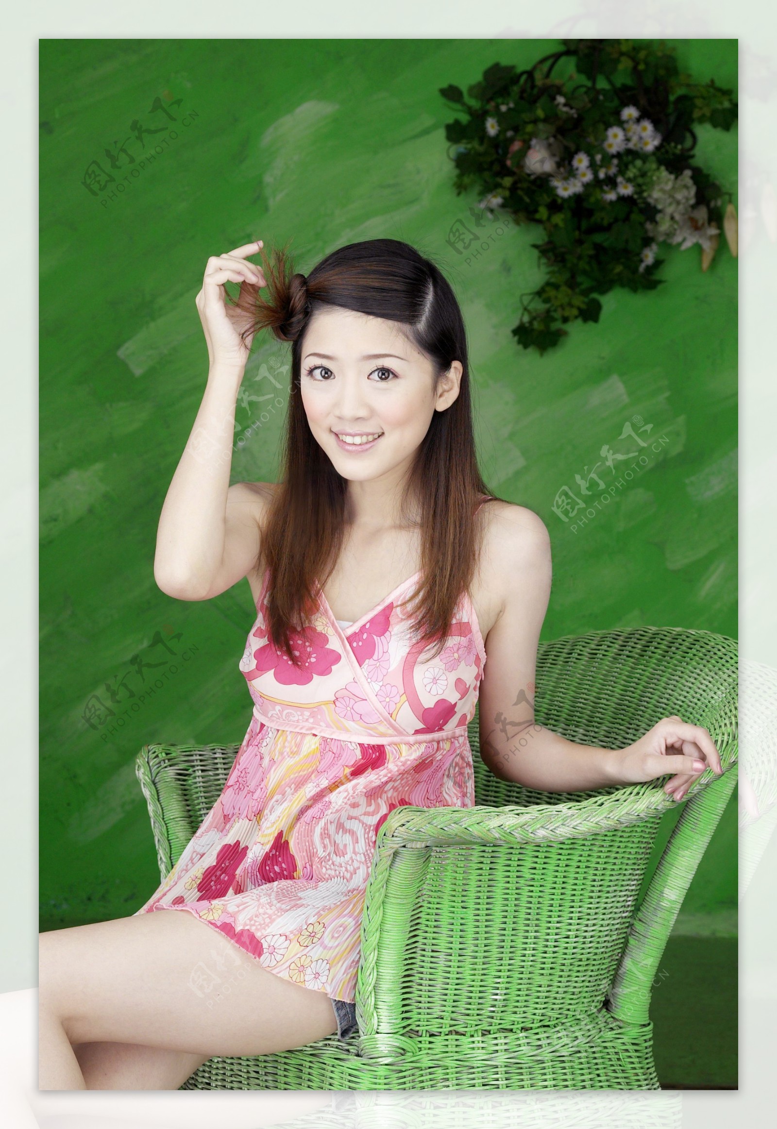 时尚美女写真坐藤椅的小美女图片