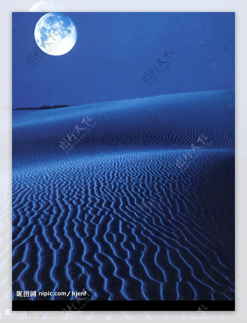 月下沙漠图片