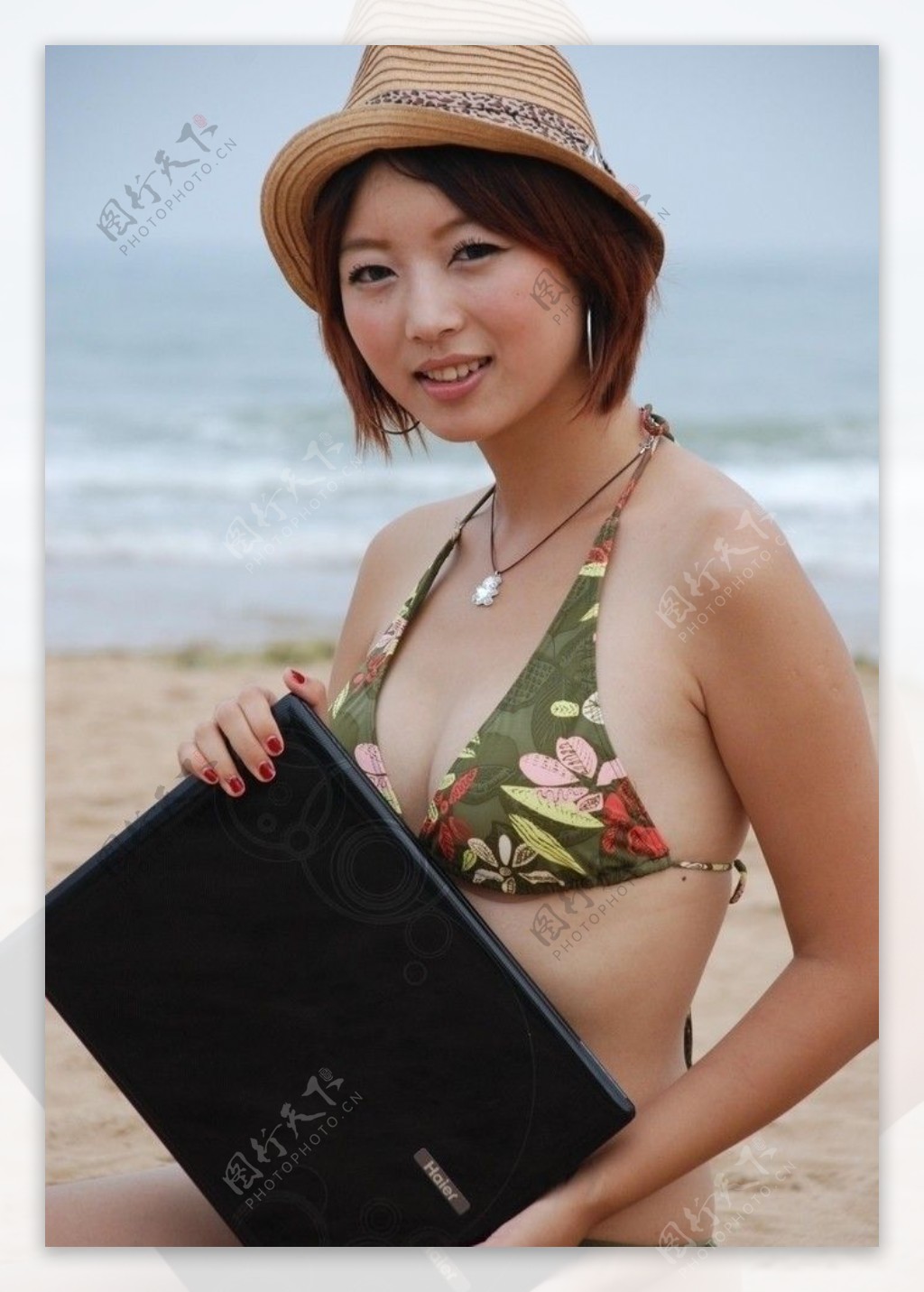 泳装美女笔记本电脑海边写真图片