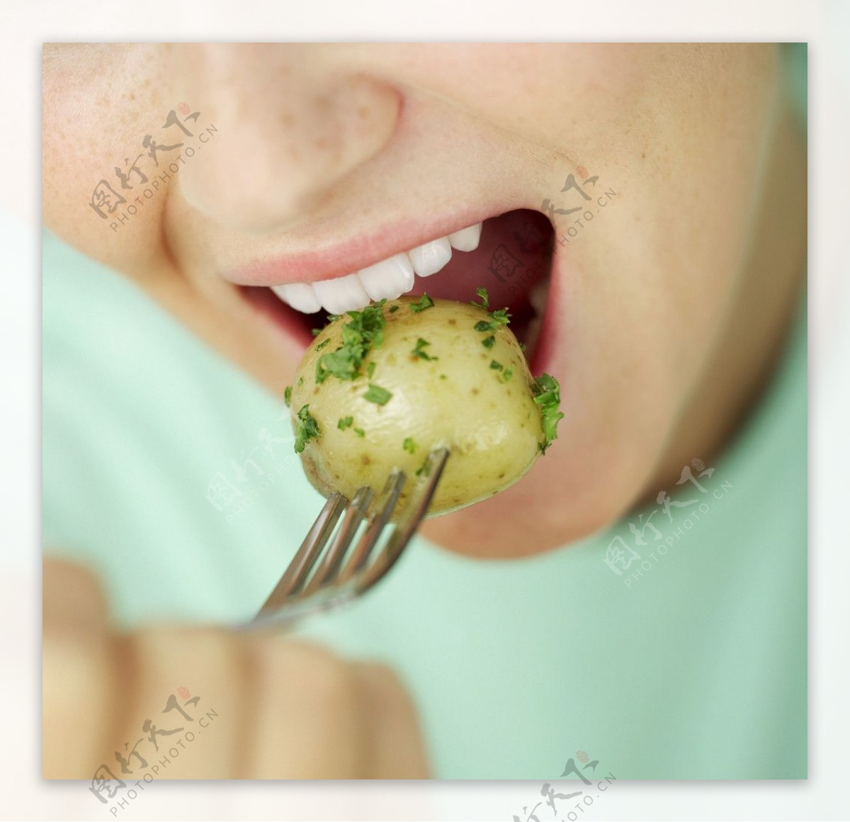 吃绿色蔬菜的女人图片