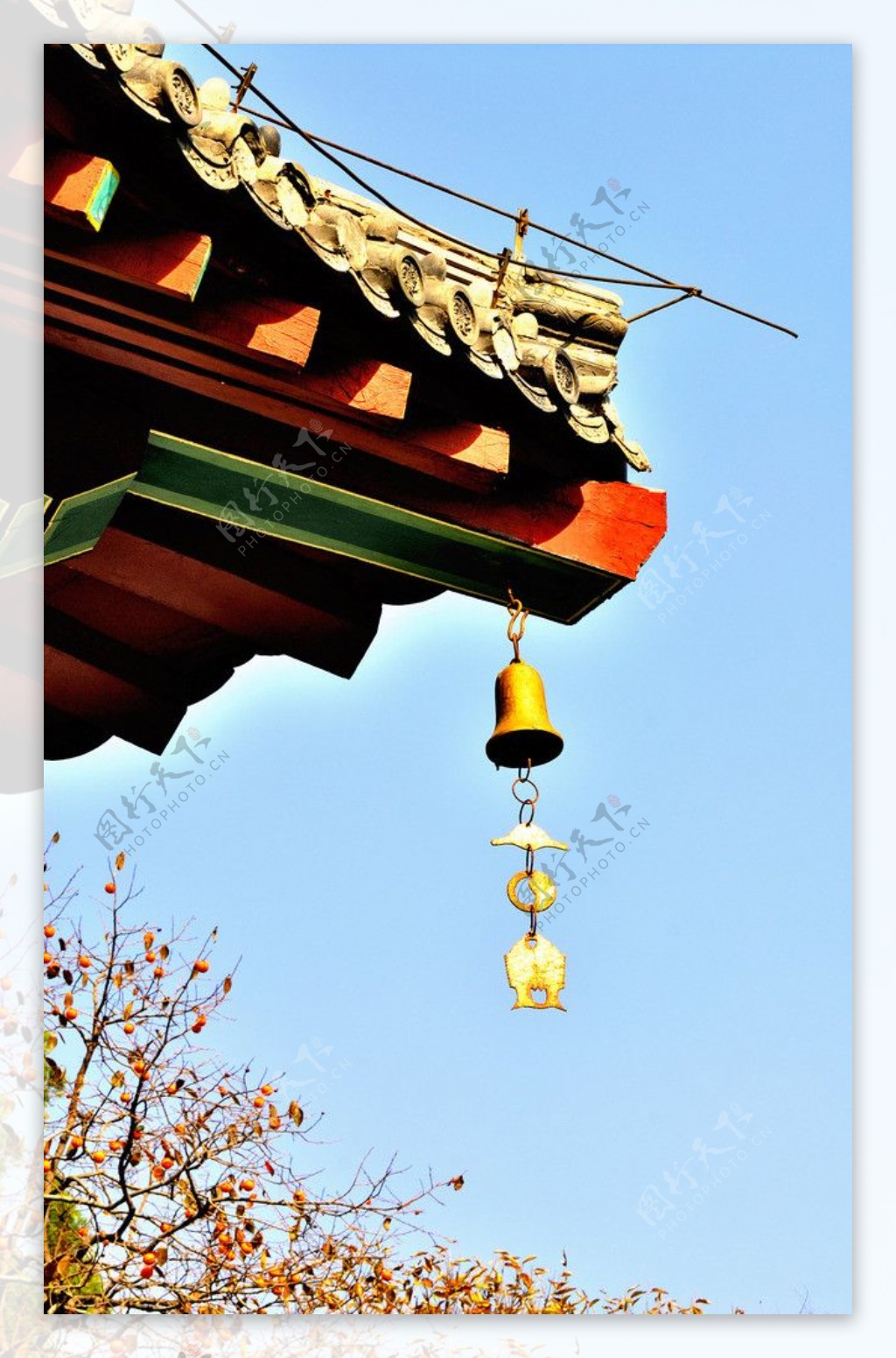 庙宇檐角上的风铃图片
