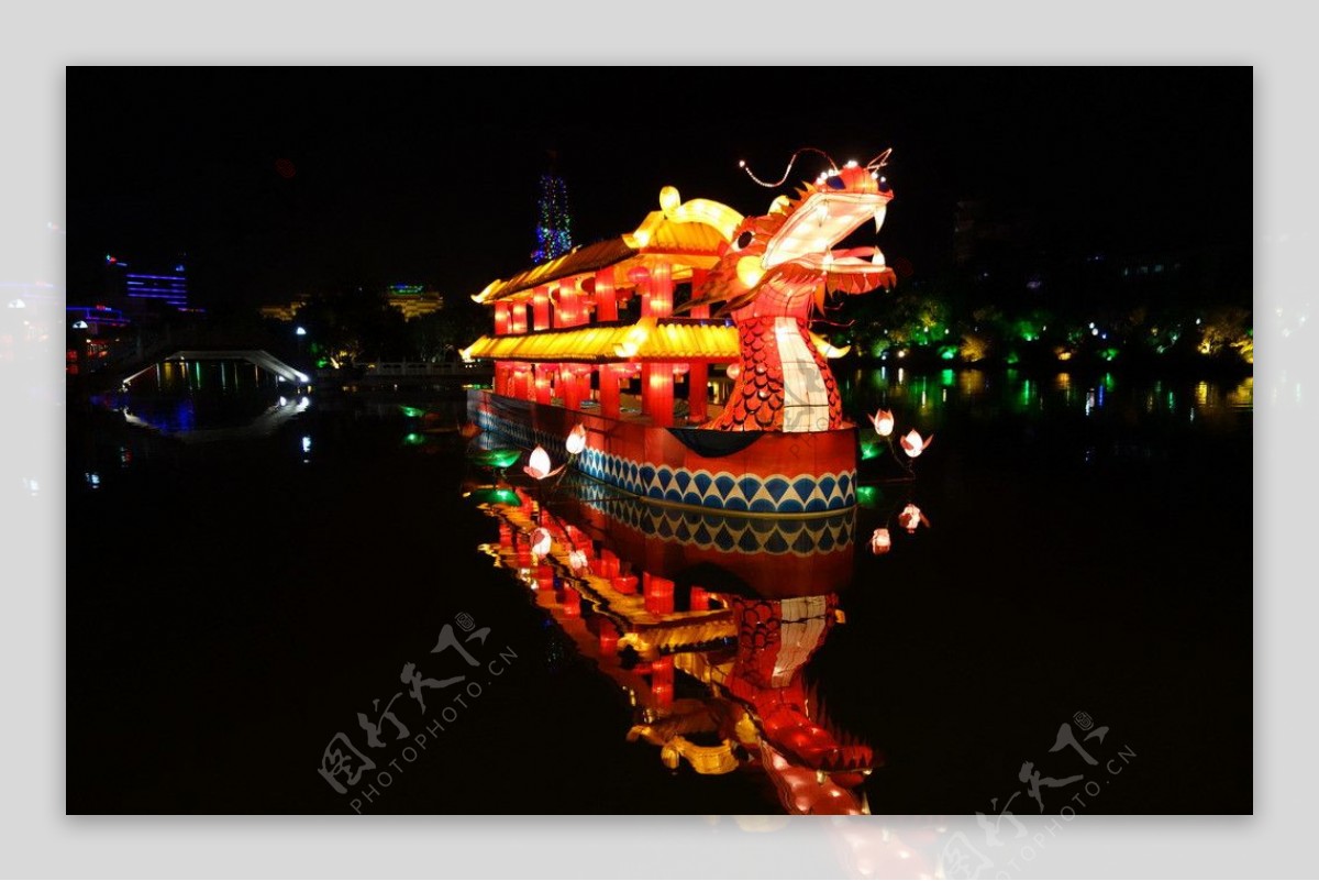 桂林市榕湖的龙船夜景图片