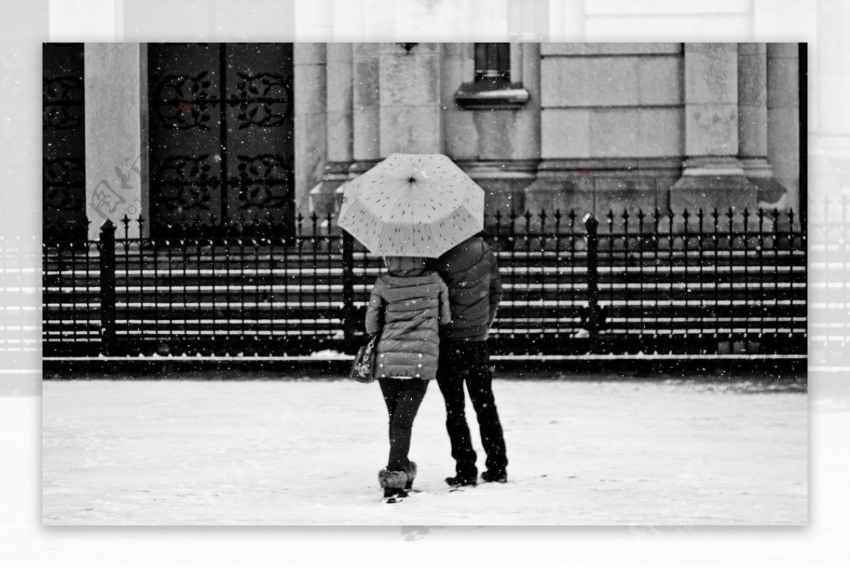 雪中情侣图片