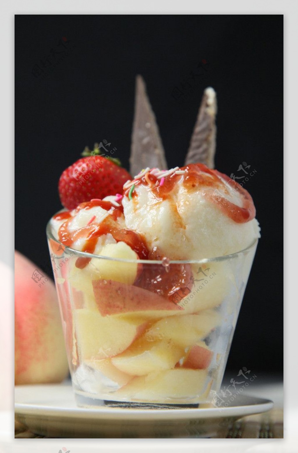 草莓圣代冰激凌图片
