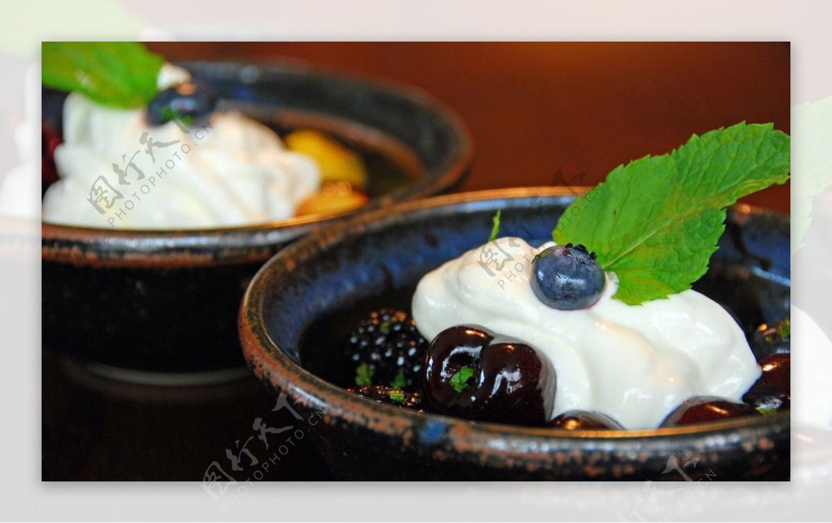 水果沙拉浆果和希腊酸奶图片