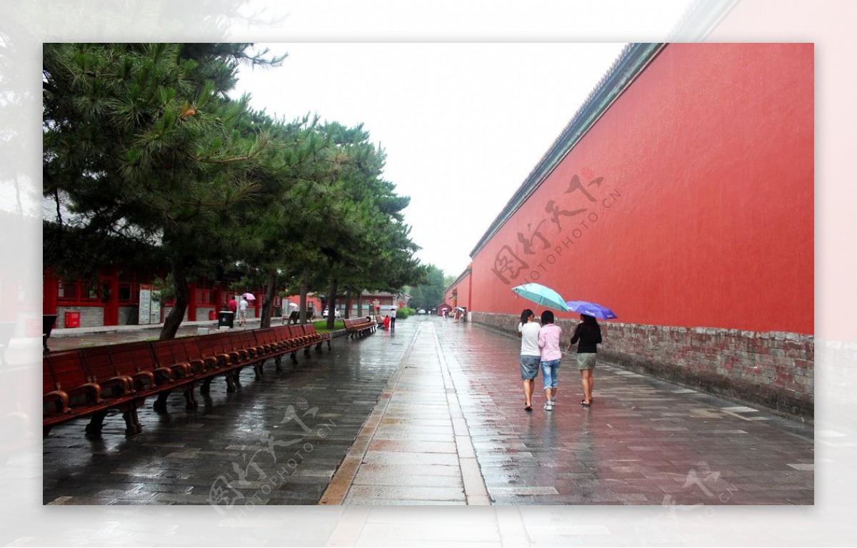 故宫雨中甬道图片