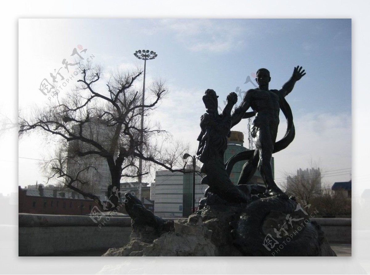 哈尔滨防洪纪念塔降龙雕塑图片