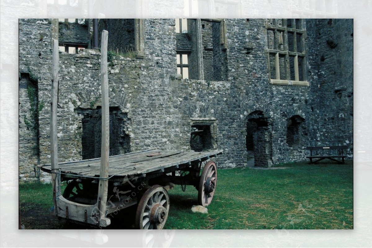 城堡下的小车图片