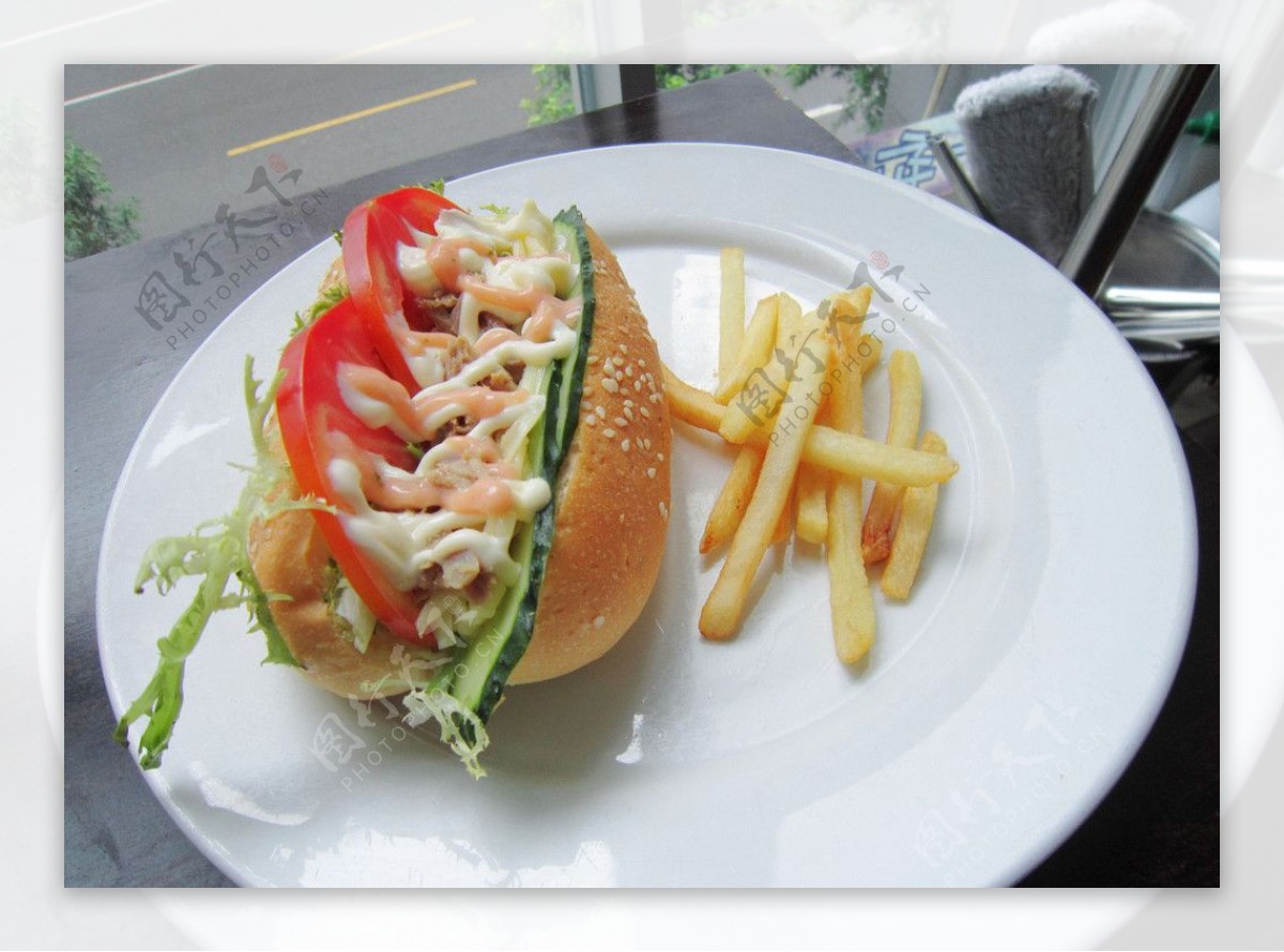 吞拿鱼蔬菜沙拉汉堡图片