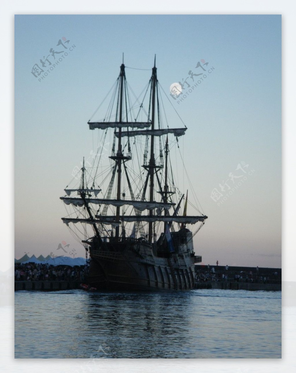 夕陽下的仿古帆船图片