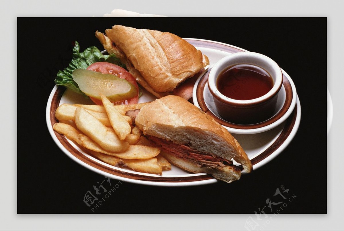 烤肉三明治和红茶图片