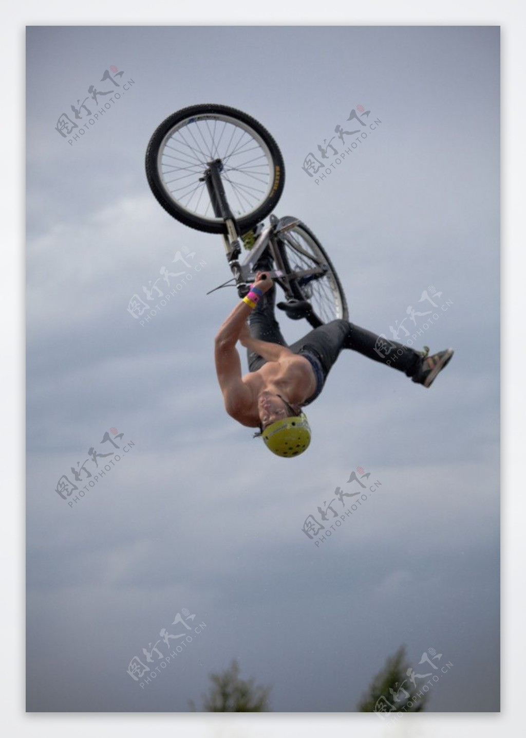 自行车极限运动员图片