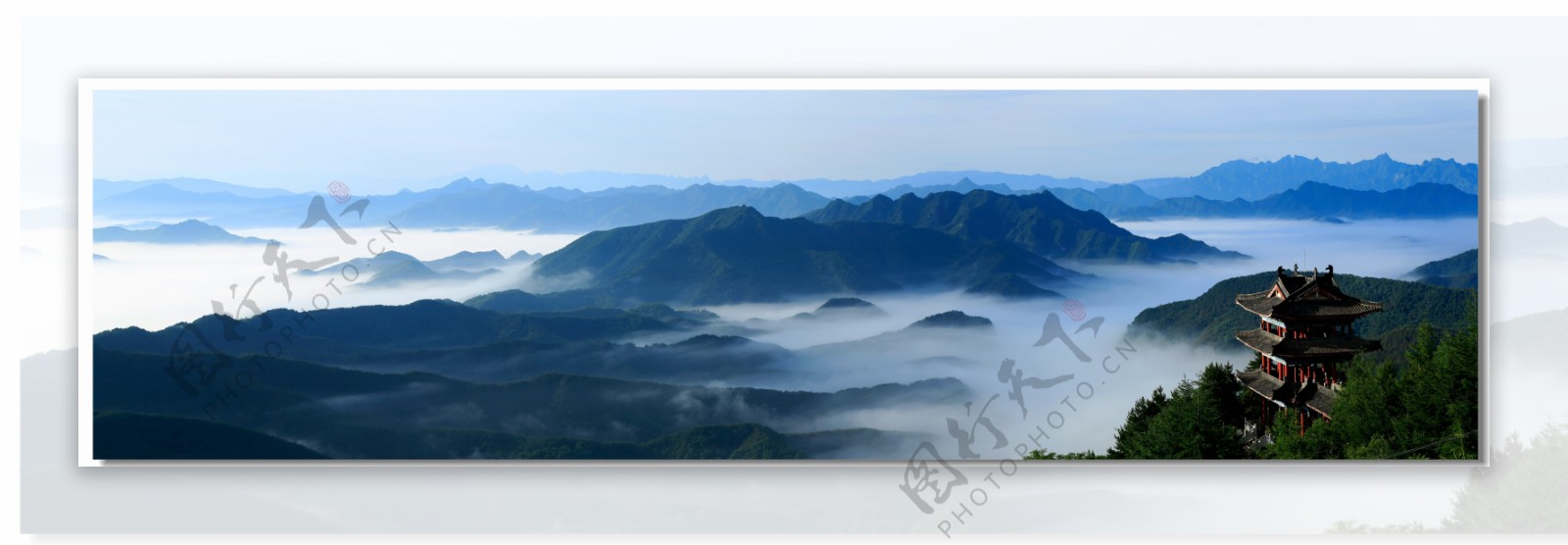 云雾山峰景观图片