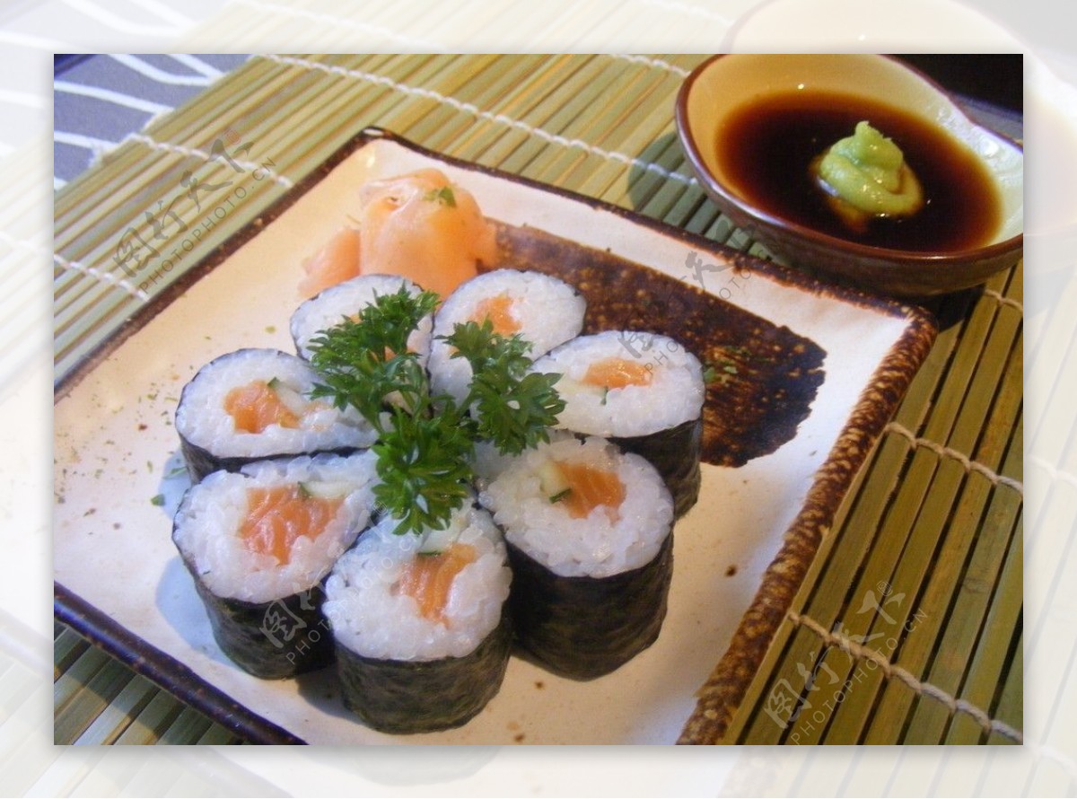 日本烹调 在背景的手卷 库存图片. 图片 包括有 新鲜, 水稻, 食物, 背包, 空白, 异乎寻常, 轧制 - 37767697