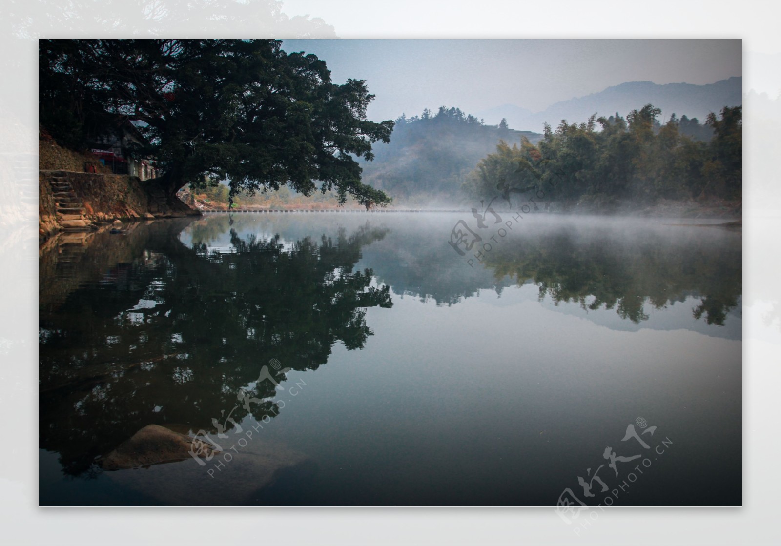 清晨云水谣河面的雾气图片