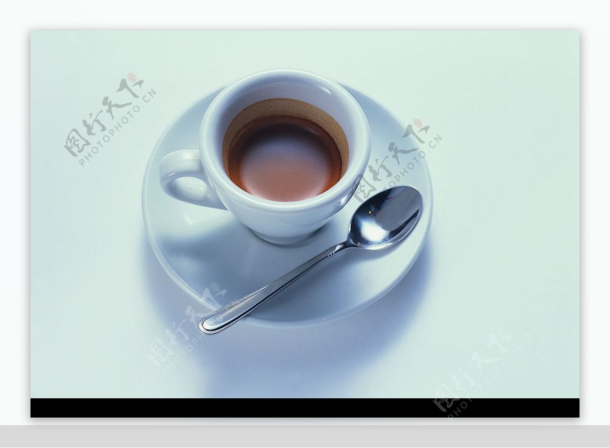 浅色背景咖啡杯图片